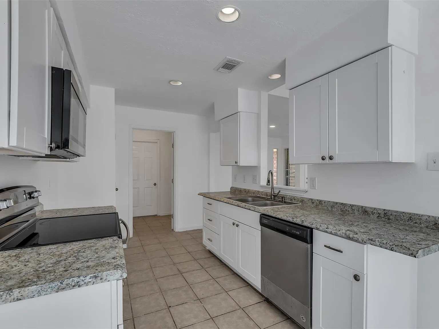 3 bed, 2.0 bath, 1548 sqft, $1,795 — Photo 4