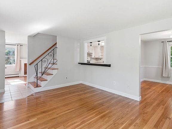 4th image of 23 Acorn St