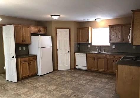 5th image of 407 NE Wolf Creek Dr