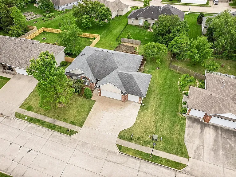 4200 Cedar Crest Ln — Photo 3