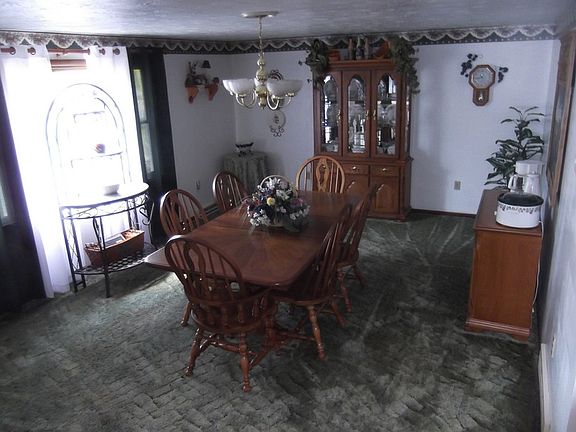 Dinning room : Table sits 8 (all furniture is for sale)