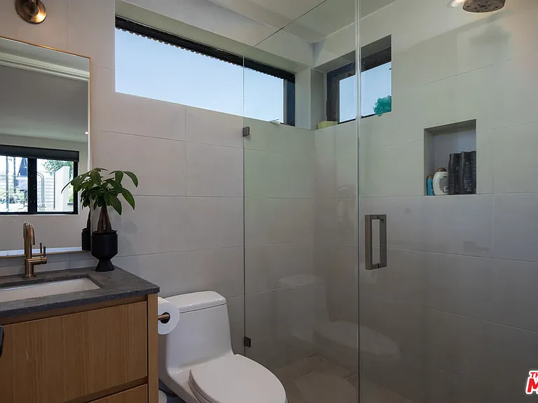 631 N Curson Ave — Photo 23