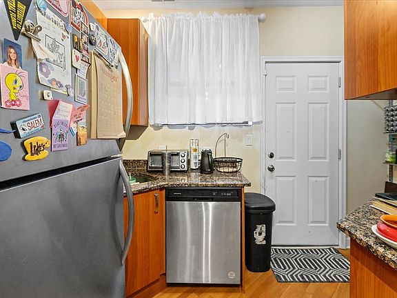 5th image of 1652 W Farwell Ave APT 2K