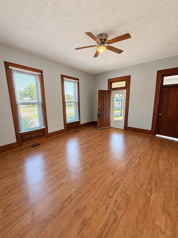3 bed, 1.0 bath, 1050 sqft, $1,575 — Photo 4