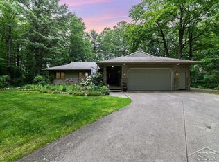 2332 N Spruce Ridge Dr, Midland, MI 48642