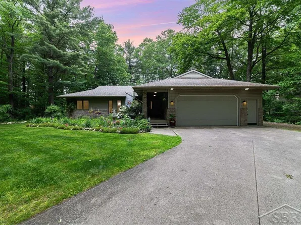 2332 N Spruce Ridge Dr, Midland, MI 48642