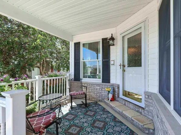 700 Falcon Dr, Le Claire, IA 52753
