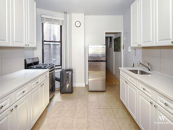 2nd image of 349 W 44th St APT 3RE