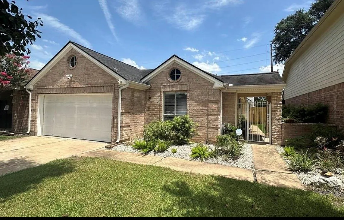 3 bed, 2.0 bath, 1656 sqft, $2,000 — Photo 1