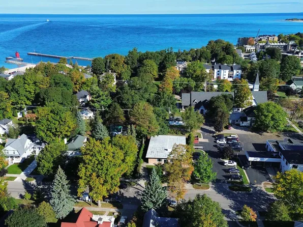 205 Clinton St, Charlevoix, MI 49720