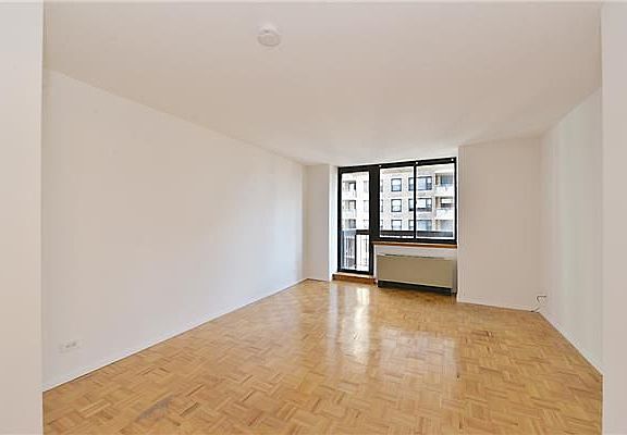 3rd image of 250 E 40th St APT 25E
