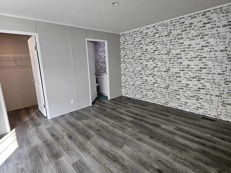 Hillview — Photo 20