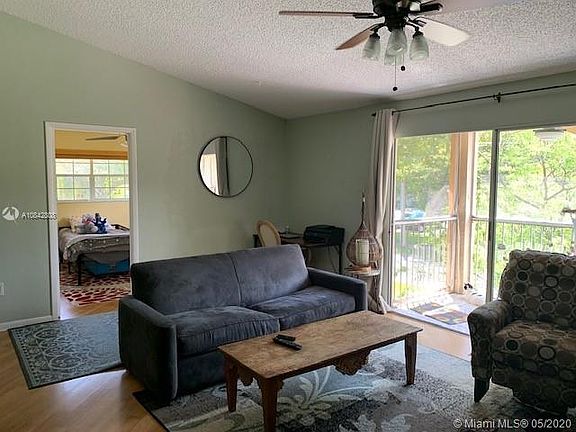 4th image of 401 SE 10th St APT B201