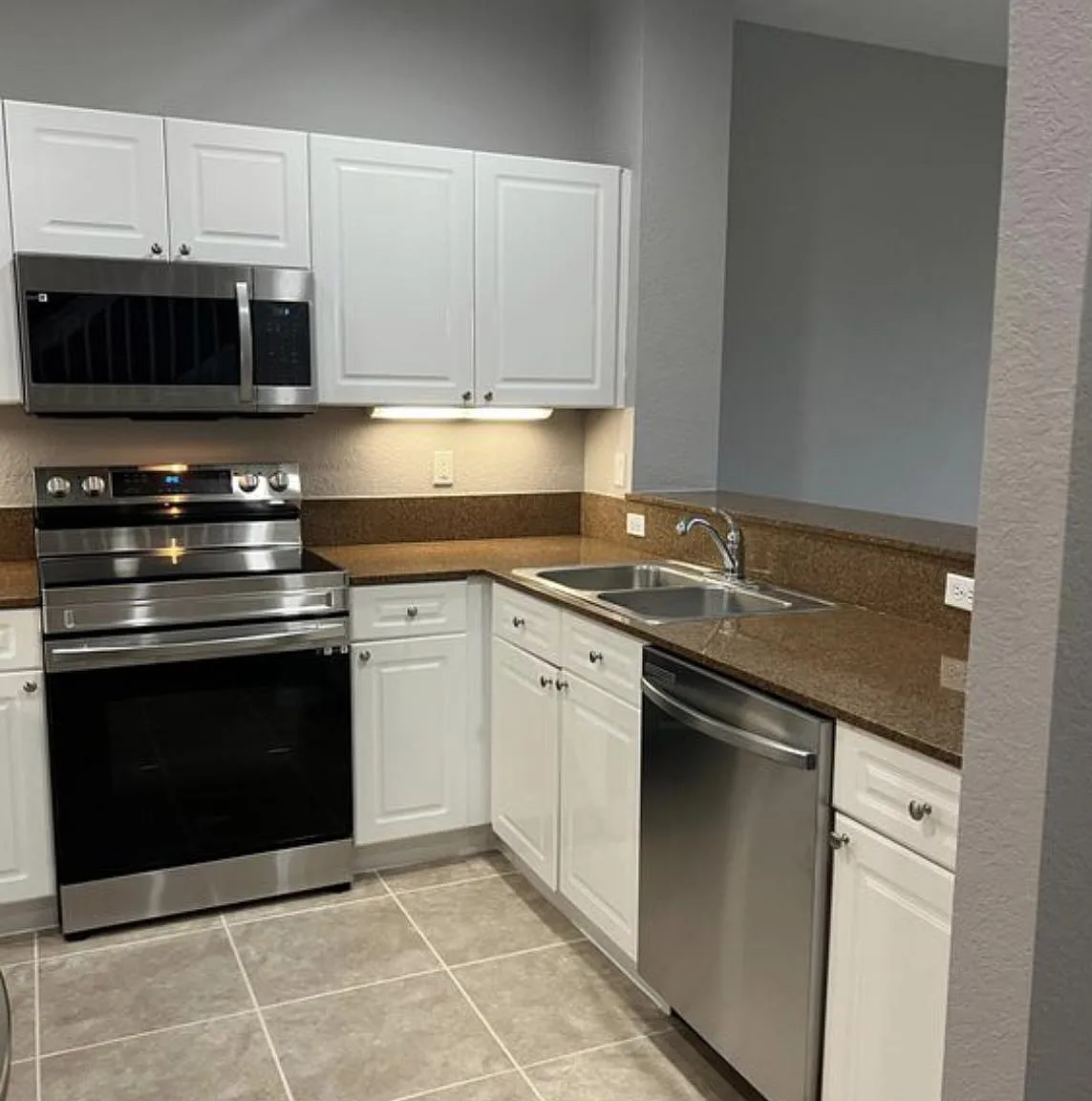 3 bed, 2.5 bath, 1374 sqft, $2,600 — Photo 3