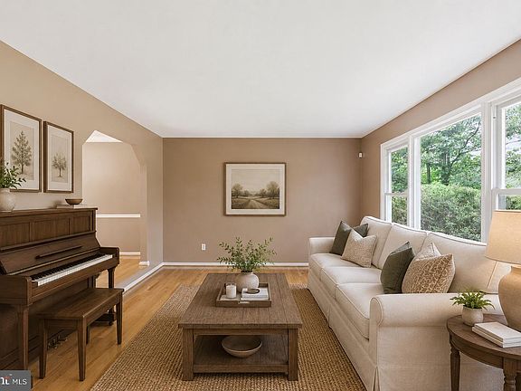 5th image of 11913 Holly Spring Dr