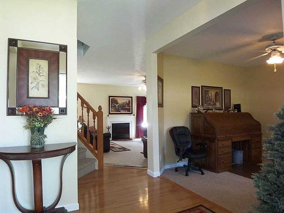 3rd image of 889 Thornwood Dr