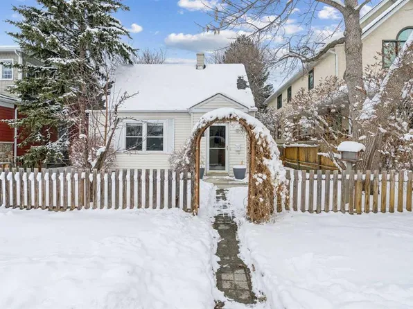 1210 S 19th Ave NW, Calgary, AB T2M 1A2