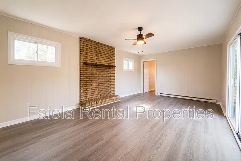 4 bed, 1.0 bath, 1330 sqft, $2,400 — Photo 4