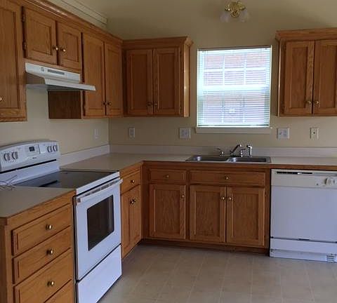 3rd image of 705 Autumn Ct