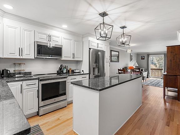 3rd image of 35 Farrwood Dr