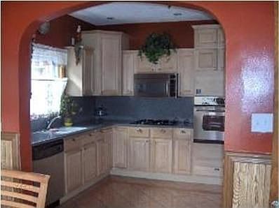 4th image of 2623 Clarence Ave