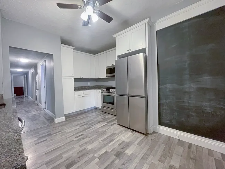 819 E 2nd St #1B — Photo 6