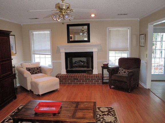4th image of 401 Abbie Ln