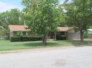 1302 N Lamb St, Bowie, TX 76230