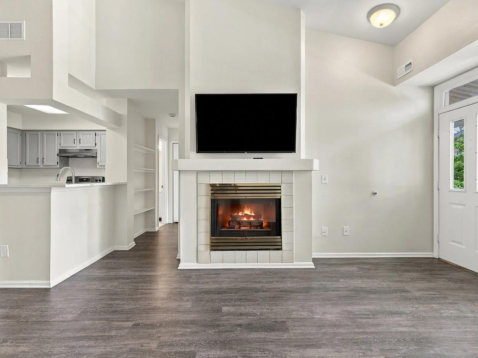 2 bed, 1063 sqft, $2,500 — Photo 2