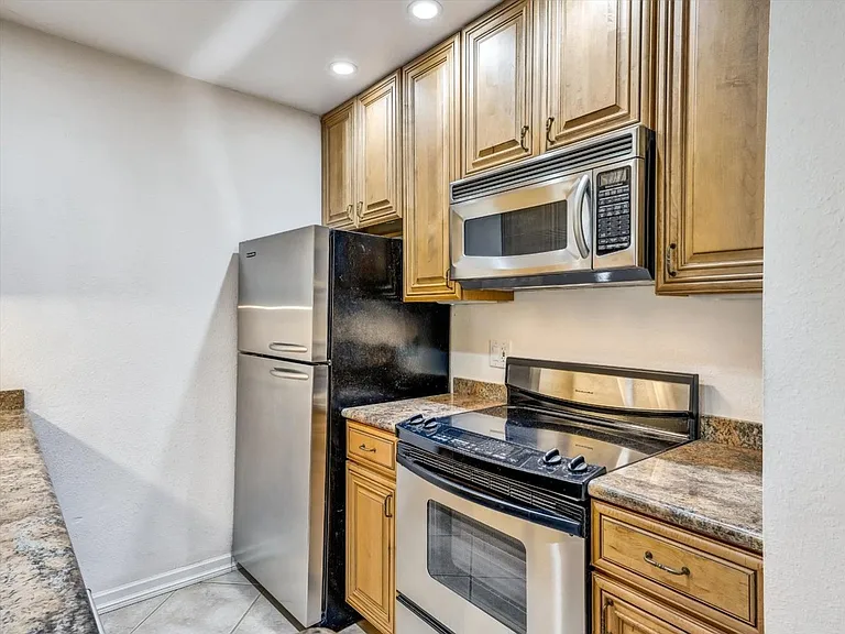 359 Half Moon Ln #304 — Photo 4