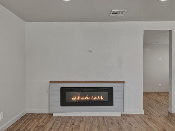 4th image of 209 W Estate Ln