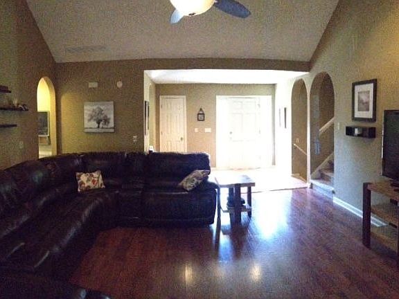 Large Family room with Foyer