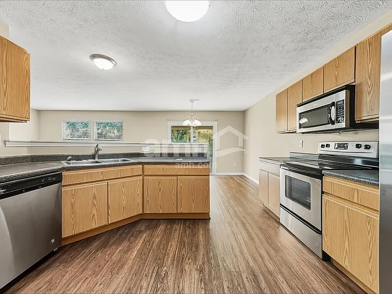 220 Hartford Ct — Photo 4