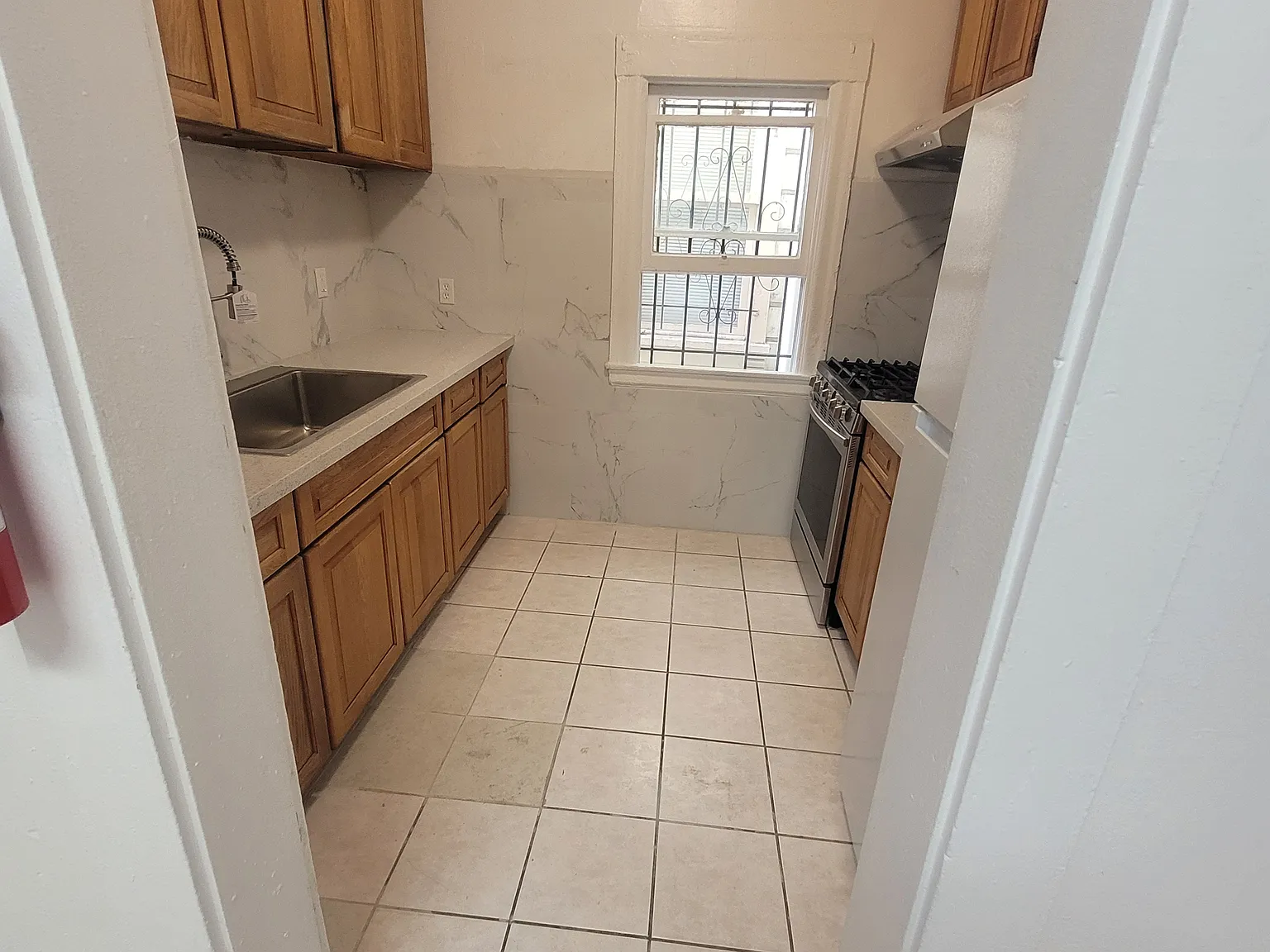 4 bed, 1.5 bath, 1400 sqft, $3,200 — Photo 2