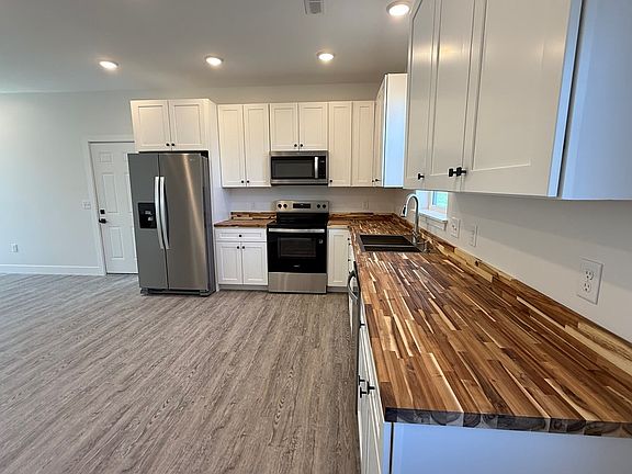 3rd image of 705 Roe Ln