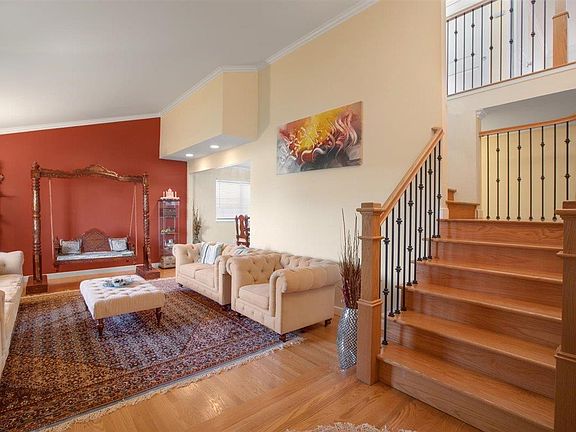 3rd image of 921 Swan St