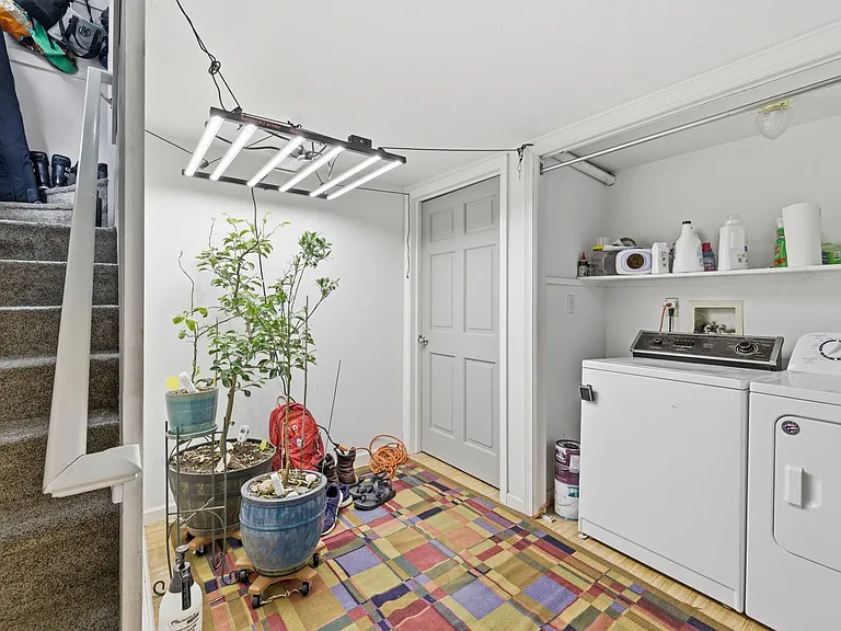 216 N Sherwood St — Photo 3