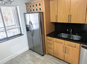 412 Lakeview Dr, Weston, FL