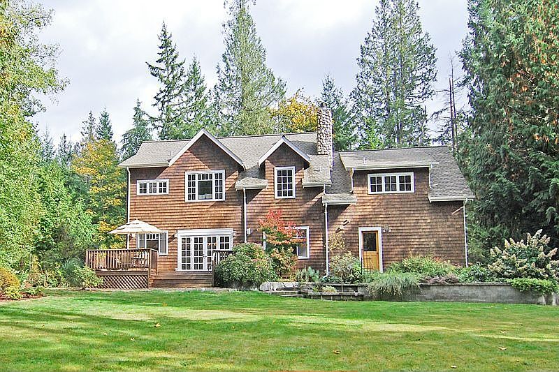 Distictive home on shy 2.5 acres close to Grand Forest