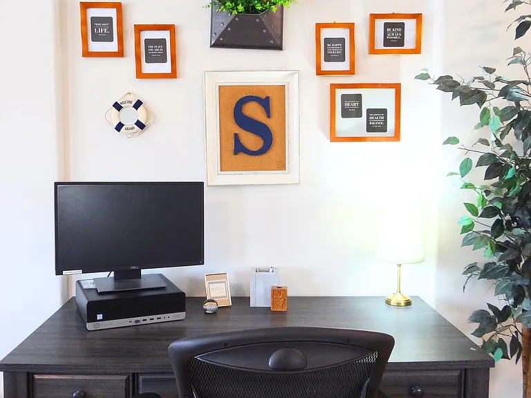 Dedicated workspace with desk & computer (Free Wi-fi).