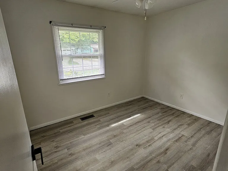 1248 Birchview Dr — Photo 3