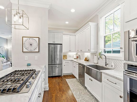 4th image of 208B Perry Ave