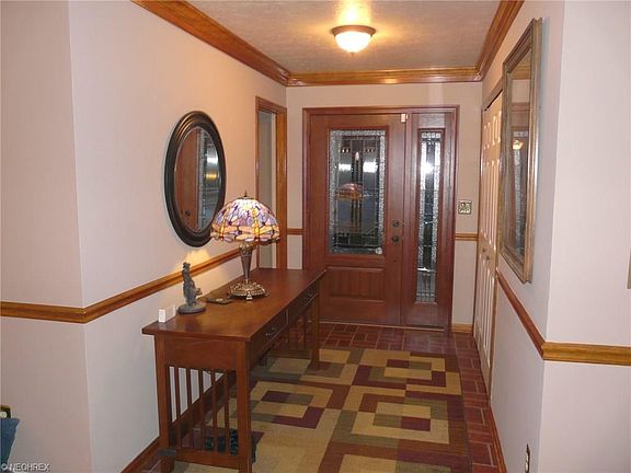 2nd image of 562 Bonneybrook Ln
