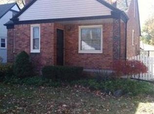 2247 Hawthorne Rd, Grosse Pointe Woods, MI 48236