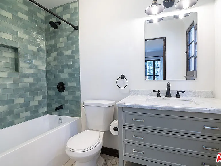 3475 N Knoll Dr — Photo 26