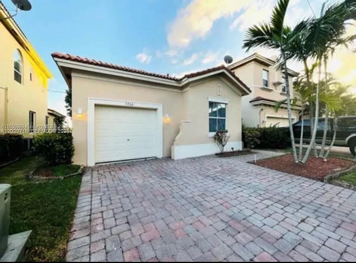 Portofino Pointe — Photo 1
