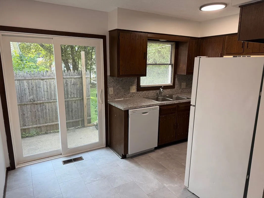 2 bed, 2.0 bath, 930 sqft, $1,025 — Photo 2