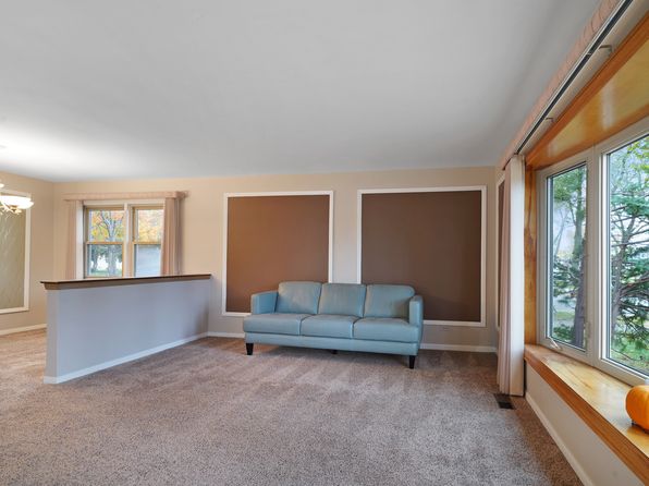 5440 Oak Center Dr, Oak Lawn, IL 60453