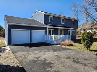 24 Connelly Dr, Medford, NY 11763