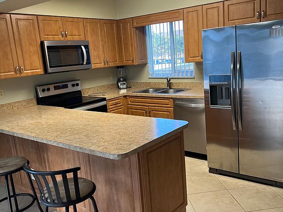 3rd image of 131 SE Village Dr